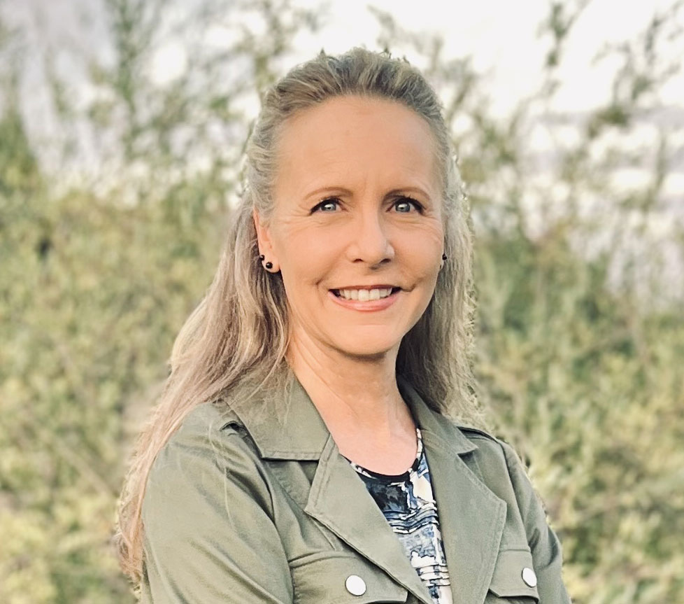 Dr Robyn Lynette-outside 2025 - Mental Macgyver